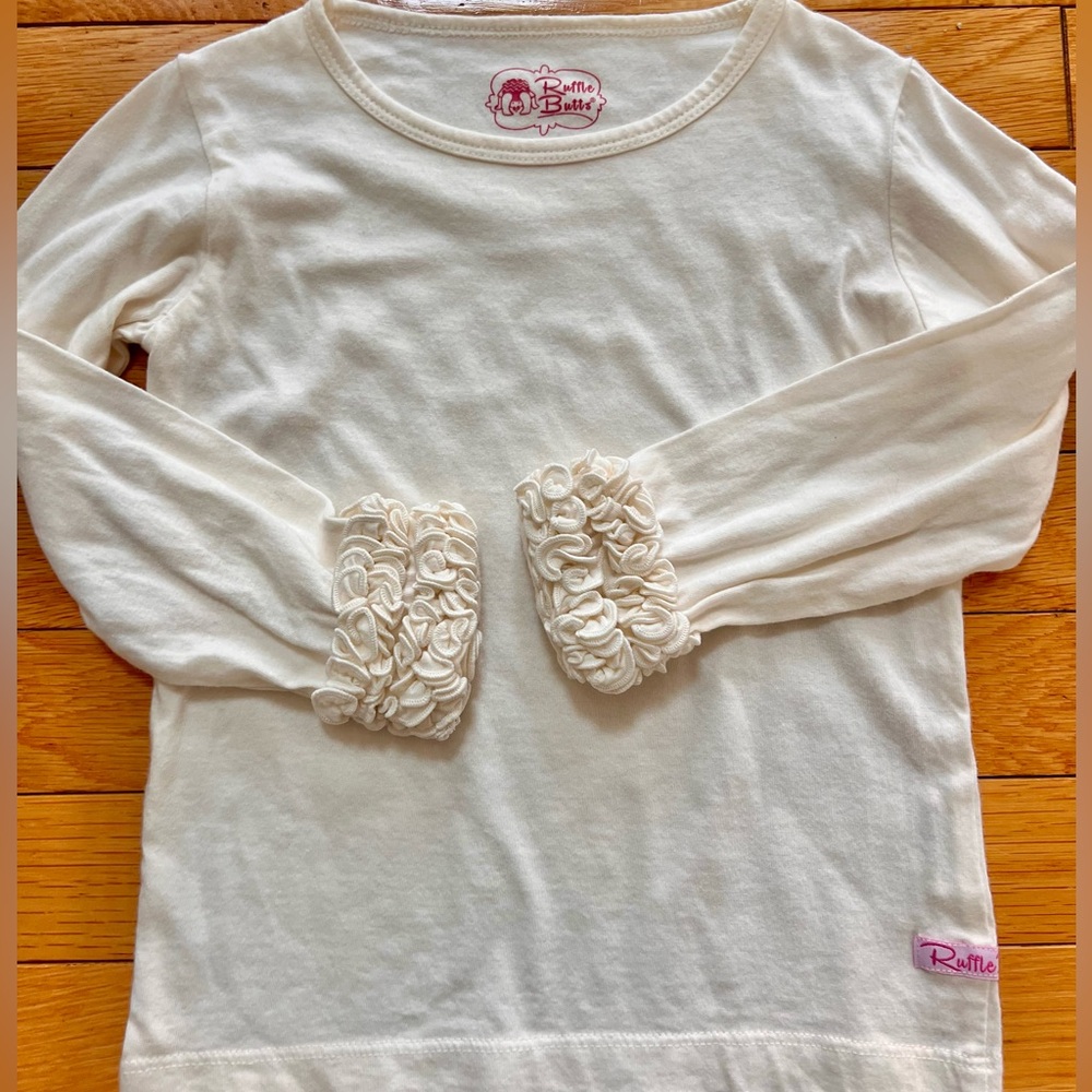 💕4T Ruffle Butts cream top with ruffle sleeves!